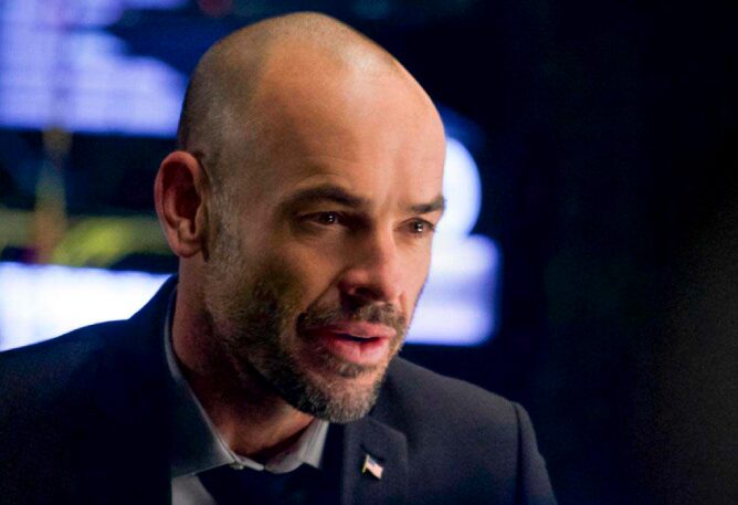 Arrow: Paul Blackthorne abandona o elenco da série e mais