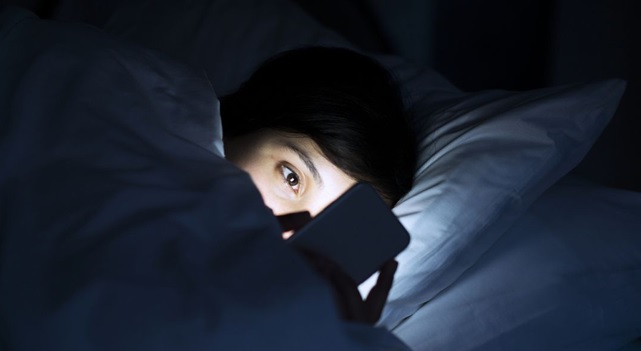 7 em cada 10 adolescentes brasileiros olham o celular antes de se levantar da cama