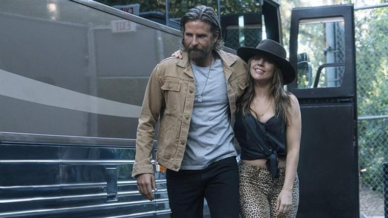 Lady Gaga e Bradley Cooper fazem performance surpresa de “Shallow”