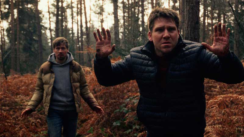 Caça Invisível é um suspense alemão da Netflix que conta a história de 5 amigos em apuros na floresta sob a mira de um atirador misterioso