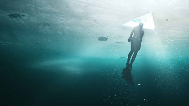 CRÍTICA – Sem Respirar: Um Mergulho sob o Gelo (2022, Ian Derry)